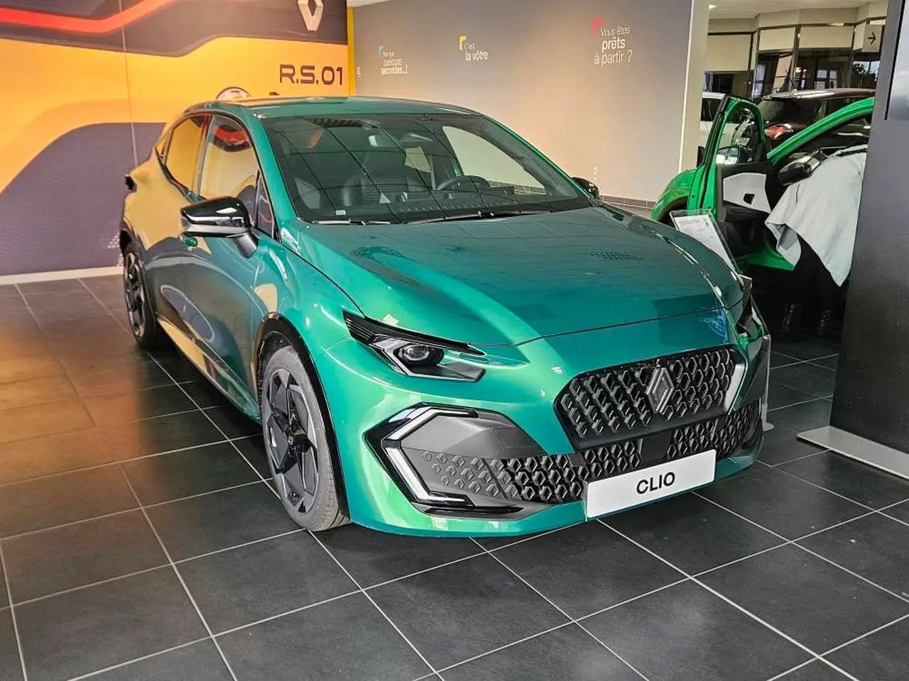 Nové Clio se už ve Francii začíná objevovat na salonech dealerů.